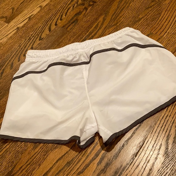 Brooks run shorts - Picture 2 of 5